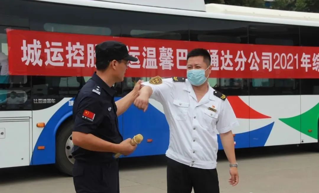 逼真場面猶如警匪片，青島溫馨巴士防恐消防實(shí)戰(zhàn)演練(圖2)