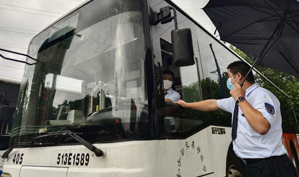 武漢公交多舉措應(yīng)對(duì)強(qiáng)降雨天氣，保障市民安全出行(圖2)