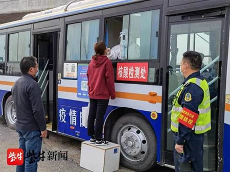 好辦法！“退役”公交車變身疫情防控“值班室”(圖1)