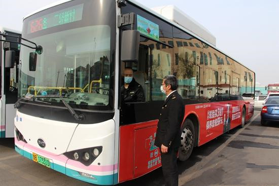 守護(hù)公交車駕駛員心理健康，溫馨巴士崗前“開心三分聊”(圖1)